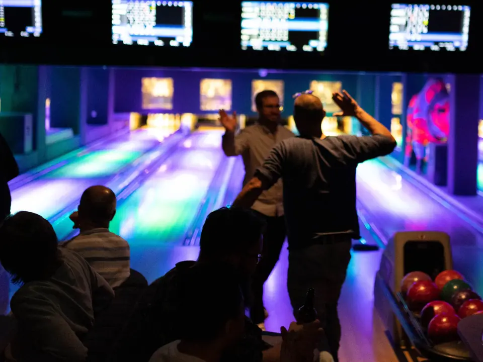 Bowlingbaner med fargerikt lysshow