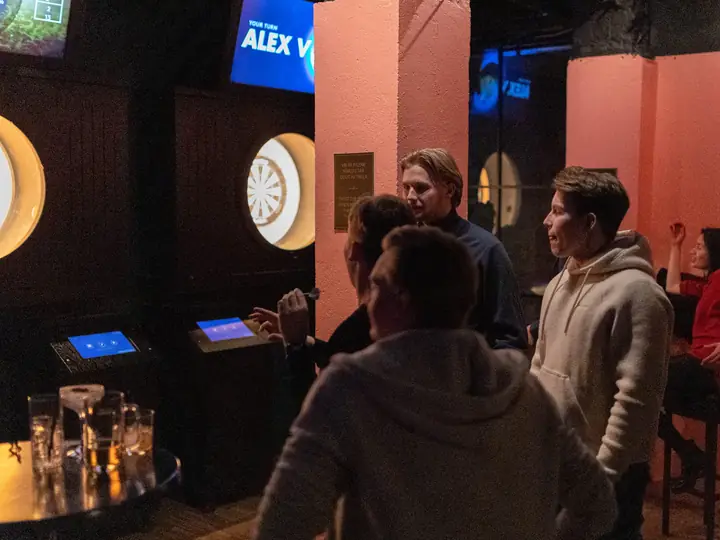 Gjeng som spiller Flyby Darts med digital poengtavle