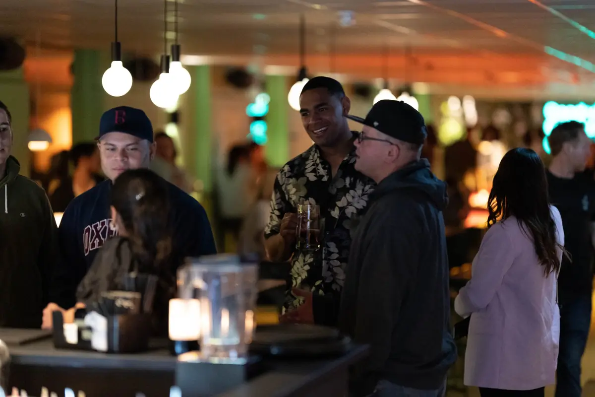 Kolleger som mingler i baren under et firmaevent