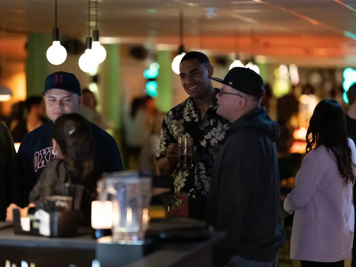 Kolleger som koser seg i baren
