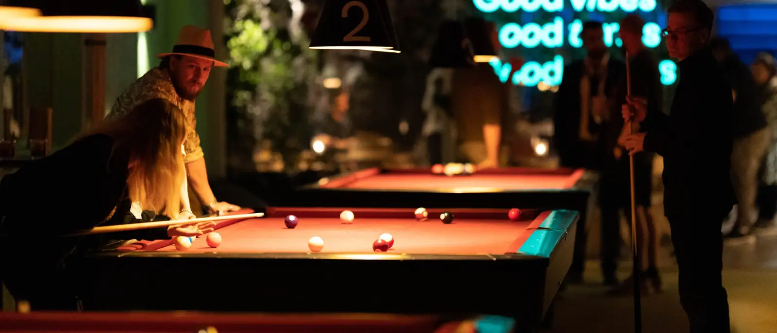 Biljardbord med spillere i loungen hos Oslo Bar & Bowling