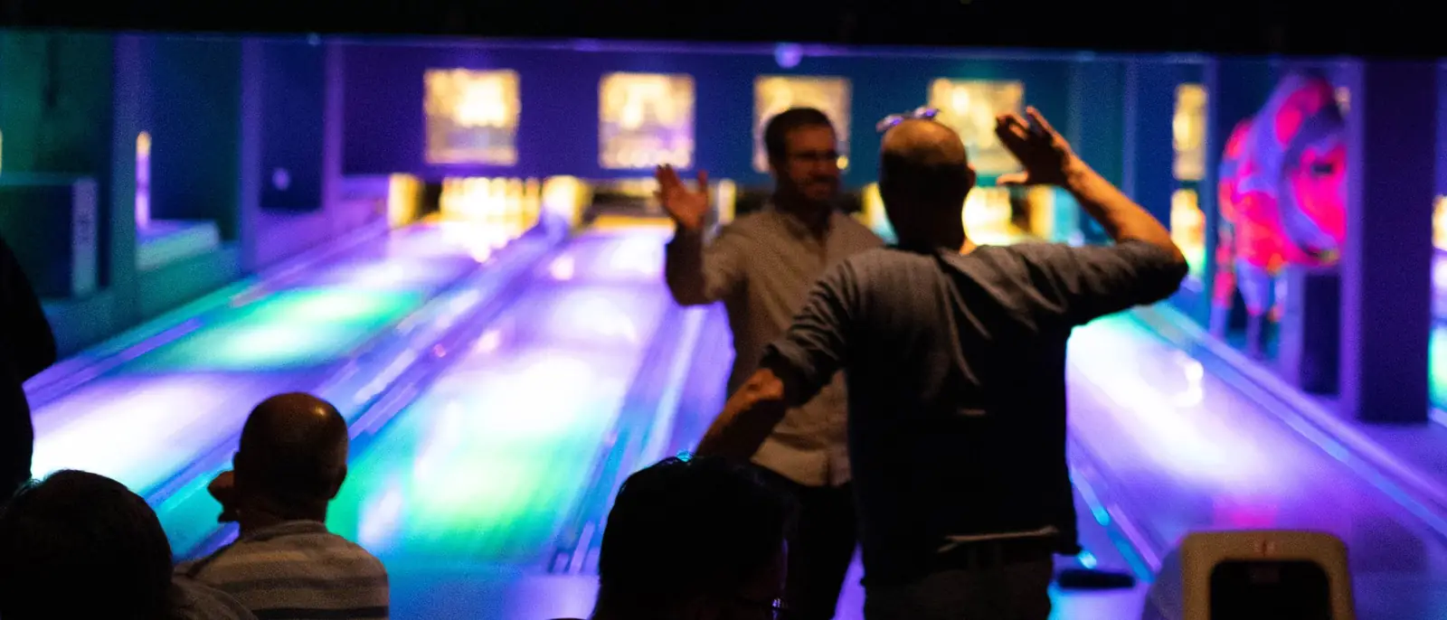 Bowlingbaner med fargerikt lys hos Oslo Bar & Bowling