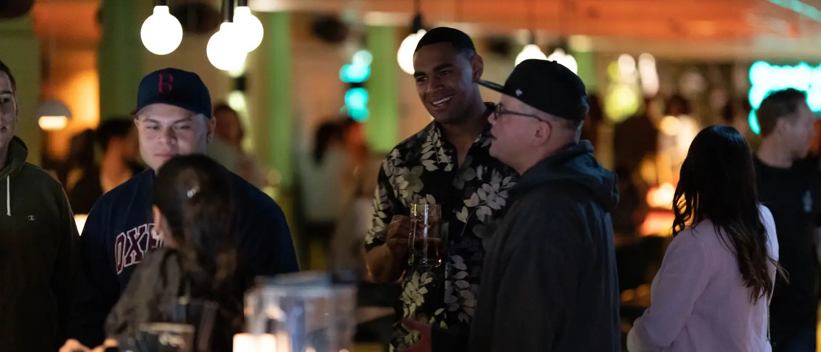 Kolleger som mingler i baren under et firmaevent hos Oslo Bar & Bowling
