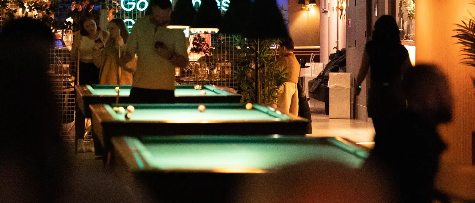 Neonskilt og biljardbord i loungen hos Oslo Bar & Bowling