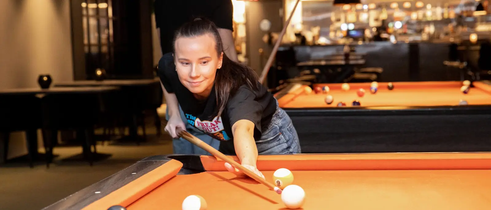 Gjest som spiller biljard under en sommerfest hos Oslo Bar & Bowling